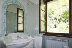 Căn hộ tiện nghi đơn giản, 2 phòng ngủ | Phòng tắm | Buồng tắm vòi sen, máy sấy tóc 