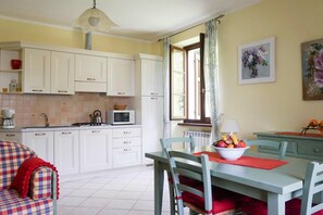 Apartamento conforto, 2 quartos | Cozinha privada | Geladeira, micro-ondas, cafeteira/chaleira, torradeira