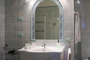 Comfort Apartment, 2 Bedrooms | Bathroom | Shower, hair dryer