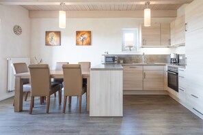 Classic-hus - 3 soveværelser | Privat køkken | Køleskab, mikrobølgeovn, ovn, opvaskemaskine