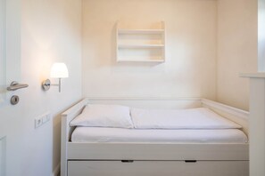 6 chambres, ameublement unique, fer et planche à repasser