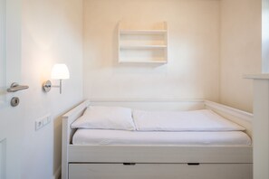 6 Schlafzimmer, individuell eingerichtet, Bügeleisen/Bügelbrett