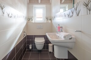 Comfort House, 3 Bedrooms | Bathroom | Bathtub, hair dryer - Exclusively Furnished 5-star Holiday Home Near the Beach (Dagebuell)