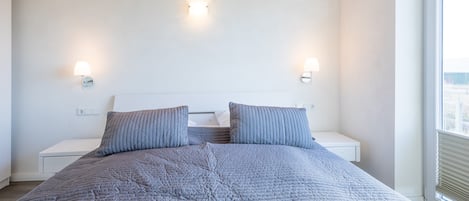 6 bedrooms, individually furnished, iron/ironing board