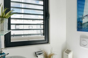 Casa rodante clásica, 3 habitaciones | Baño | Regadera 