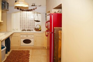 Casa conforto, 2 quartos | Cozinha privada | Geladeira, fogão, cooktop, cafeteira/chaleira