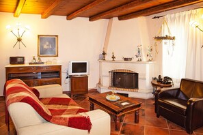 Classic House, 3 Bedrooms | Living room | Fireplace