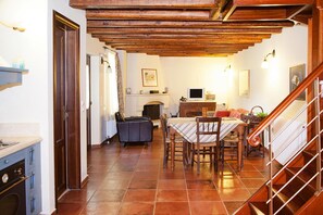 Classic House, 3 Bedrooms | Living room | Fireplace