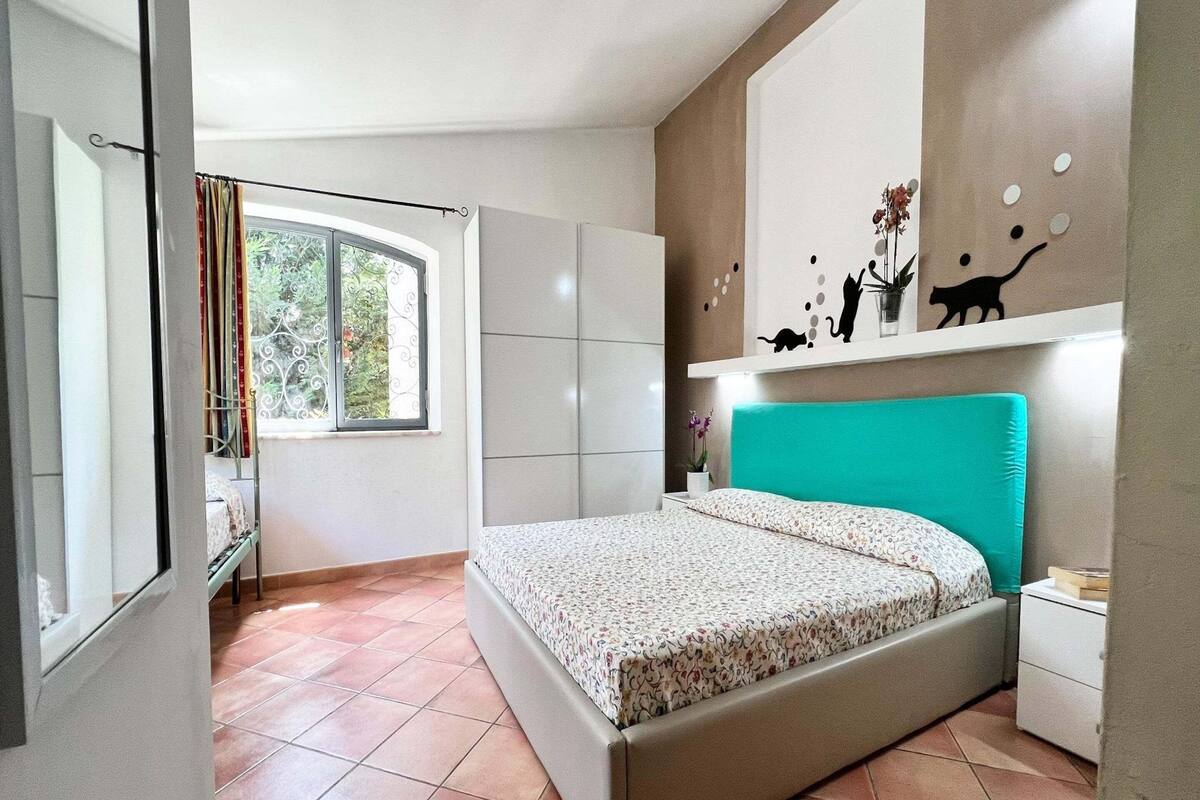 7 bedrooms, individually furnished, bed sheets