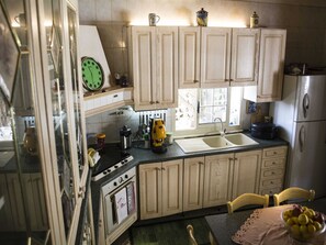 Villa clásica, 4 habitaciones | Cocina privada | Refrigerador, microondas, horno y lavavajillas