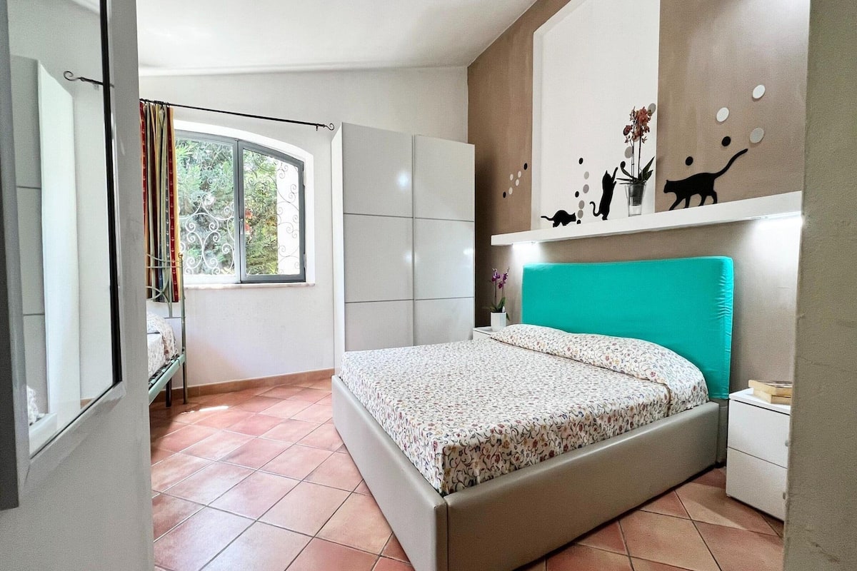 7 bedrooms, individually furnished, bed sheets