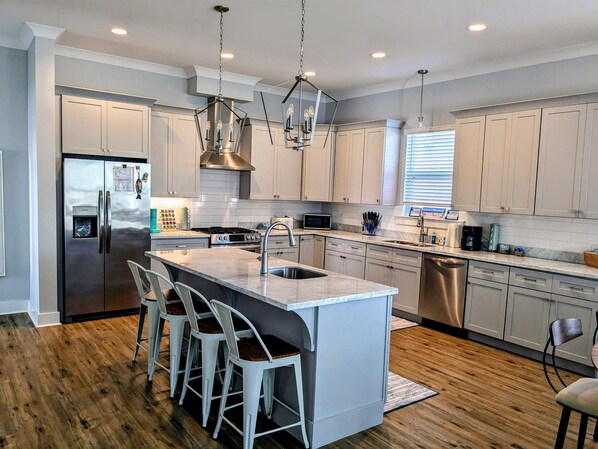 Fridge, microwave, oven, stovetop - *Tegarden Cottage at Gulfport Beach* Walk/Beach (gulfport)
