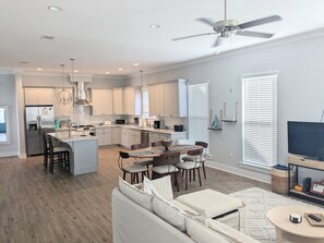 Smart TV - *Tegarden Cottage at Gulfport Beach* Walk/Beach (gulfport)