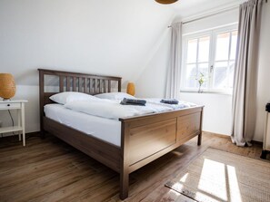 2 chambres, ameublement personnalisé, fer et planche à repasser