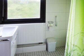 Classic House, 2 Bedrooms | Bathroom | Shower