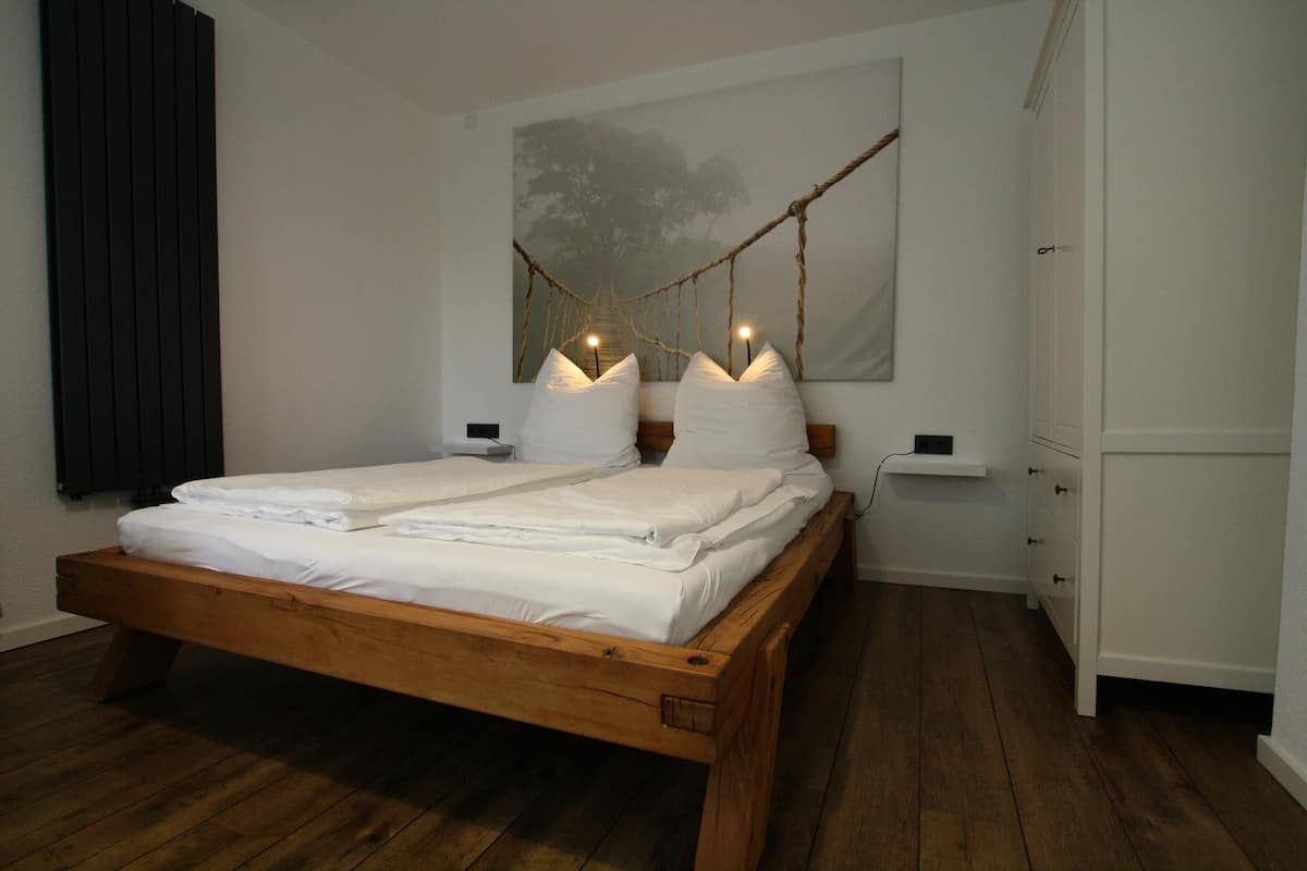2 dormitorios, mobiliario individual, ropa de cama
