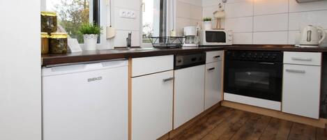 Kühlschrank, Mikrowelle, Ofen, Geschirrspüler