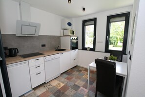 Comfort House, 1 Bedroom | Dapur peribadi | Peti sejuk, ketuhar gelombang mikro, ketuhar