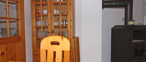 Comfort Apartment, 4 Bedrooms | Living room | Fireplace