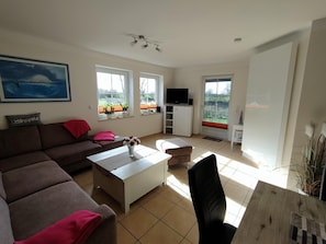 Comfort-Apartment, 2 Schlafzimmer | Wohnzimmer | Kamin