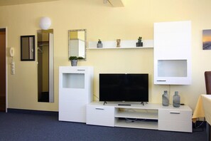 Classic Apartment, 2 Bedrooms | Living room - Apartments Panorama With sea View Directly at the Beach Promenade of Laboe (Laboe)