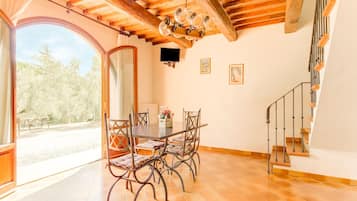 Classic Apartment, 2 Bedrooms | Dining