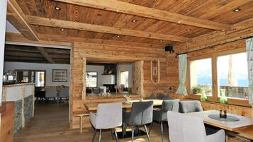 Deluxe House, 4 Bedrooms | Dining