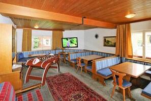 Comfort House, 6 Bedrooms | Living room