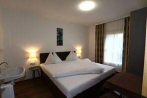 Comfort House, 6 Bedrooms | 18 bedrooms, individually furnished, bed sheets - Holiday Home Bergheim, Fugen (Fuegen)