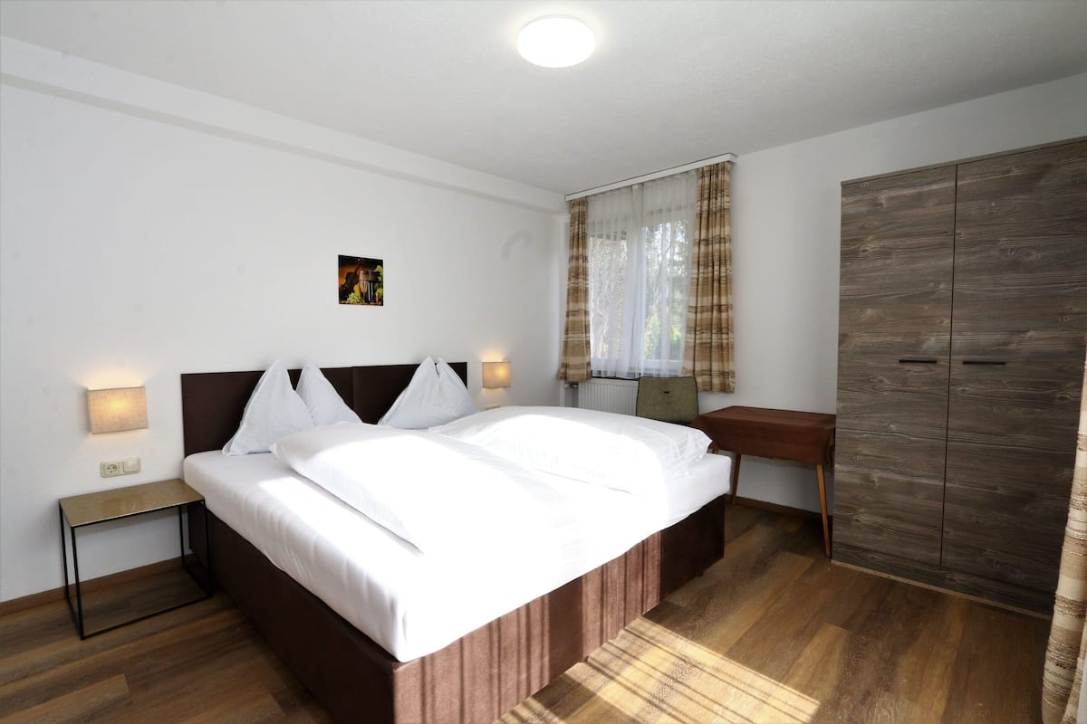18 bedrooms, individually furnished, bed sheets