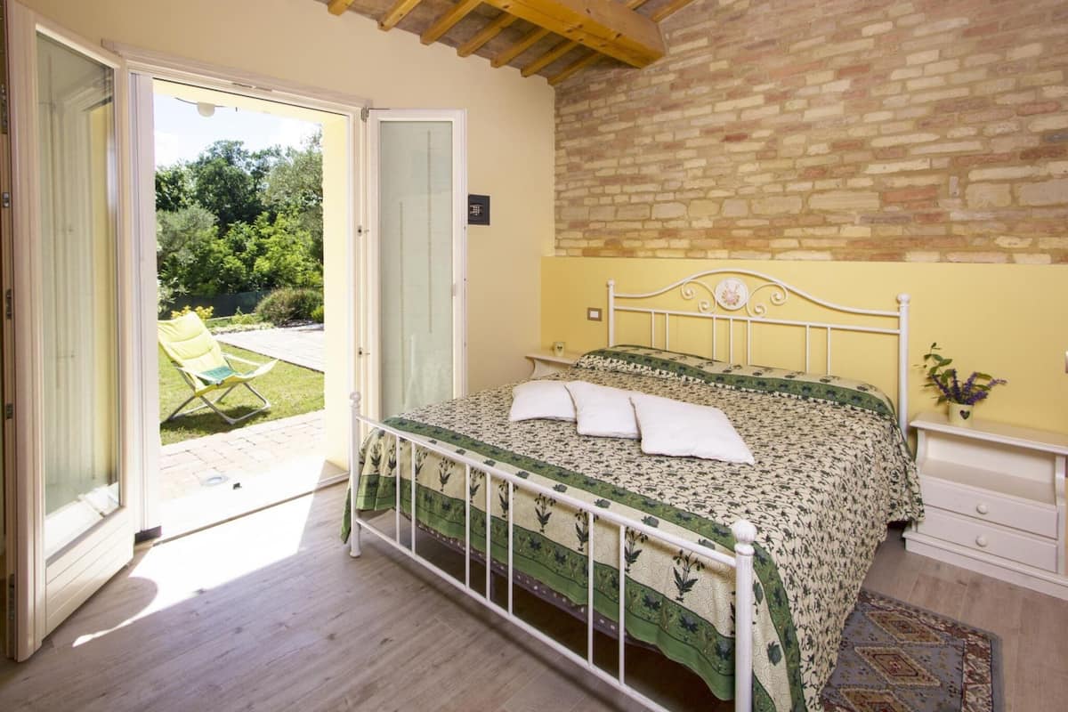 5 bedrooms, individually furnished, bed sheets