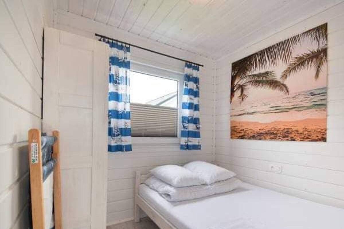 4 bedrooms, individually furnished, iron/ironing board, bed sheets