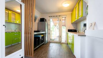 Private kitchen | Fridge, dishwasher, coffee/tea maker, electric kettle