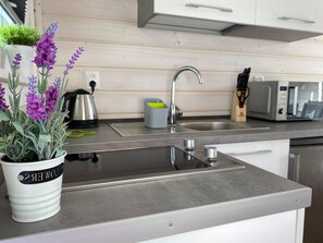 Privékeuken | Een koelkast, een microgolfoven, een waterkoker