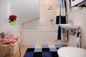 Classic House, 2 Bedrooms | Bathroom - Holiday Home Haffschein, Monkebude (Monkebude)