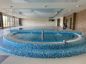 Apartamento clássico, 2 quartos | Piscina | Piscina interna, piscina externa