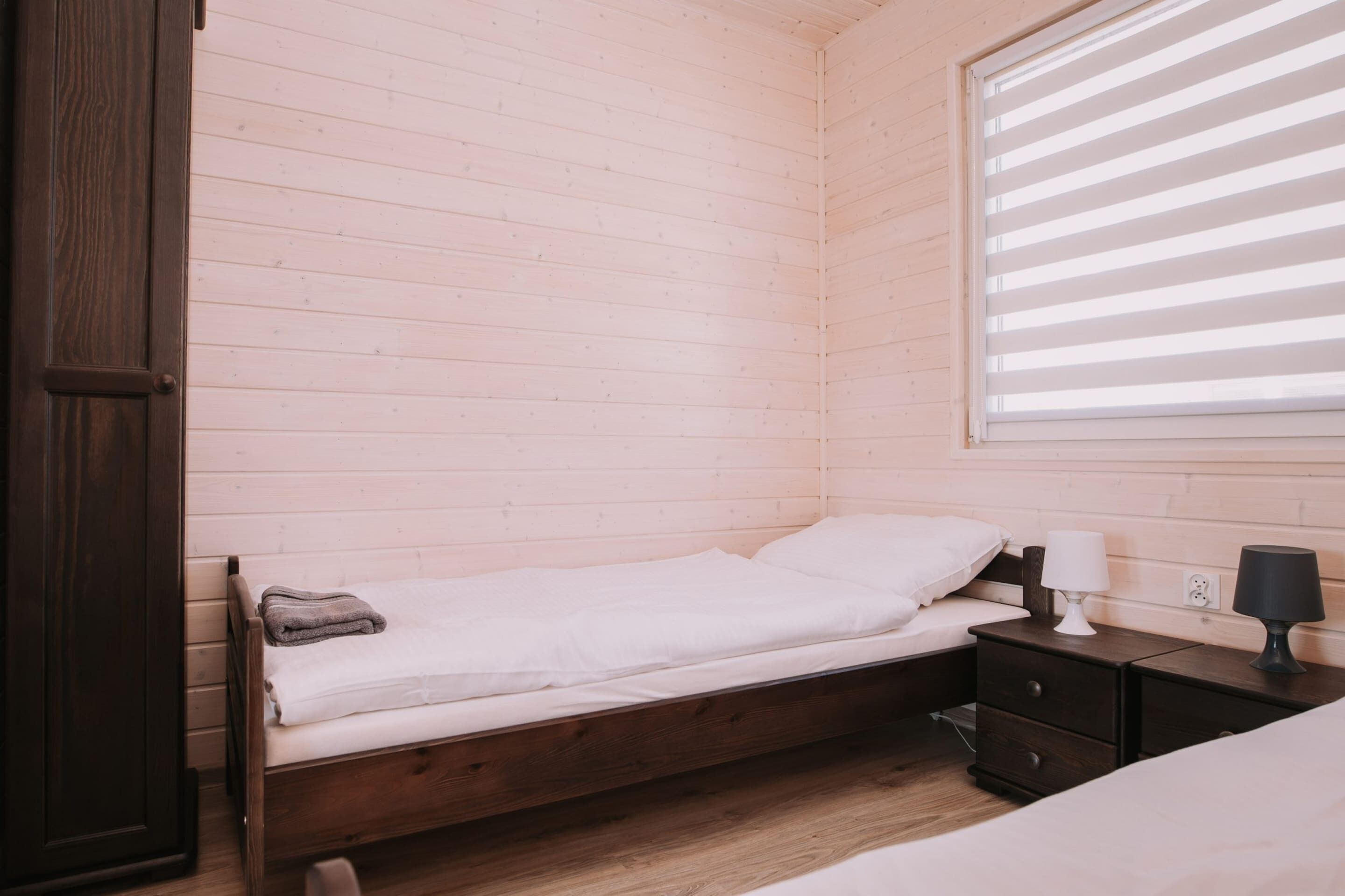 4 chambres, ameublement personnalisé, fer et planche à repasser