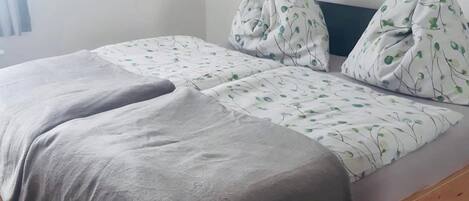 4 habitaciones, muebles diferentes y ropa de cama