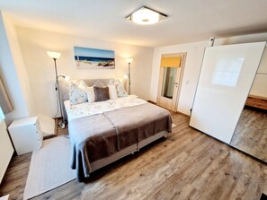 Classic Apartment, 2 Bedrooms | 4 bilik tidur, dilengkapkan perabot secara berasingan, cadar katil 