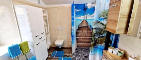 Apartamento clássico, 2 quartos | Banheiro | Chuveiro