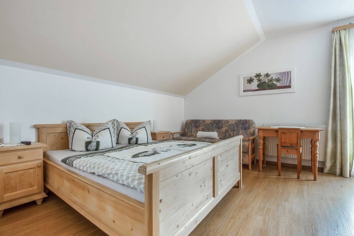 2 bedrooms, individually furnished, bed sheets