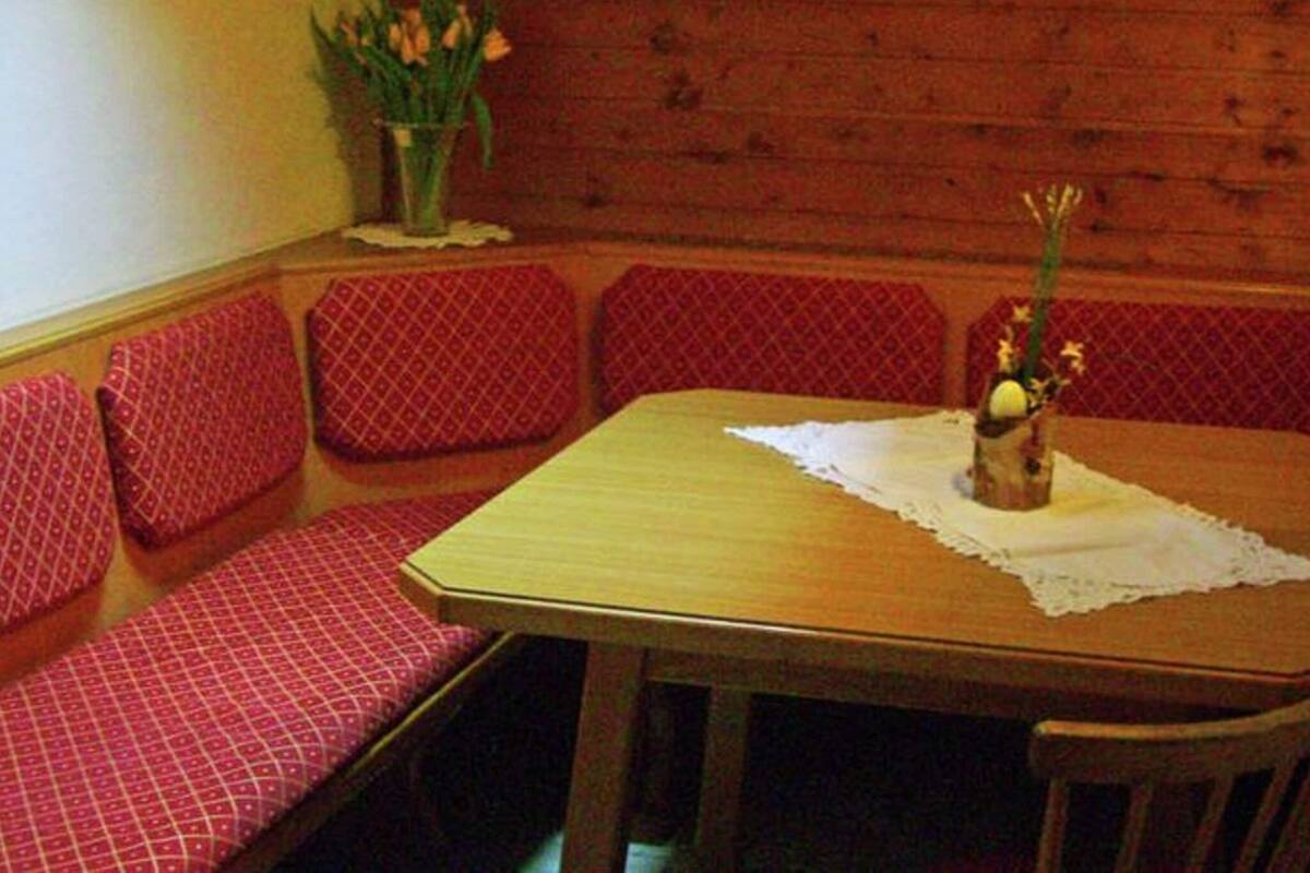 Classic Apartment, 2 Bedrooms | Dining