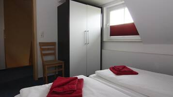 Rumah Klasik, 3 kamar tidur | 6 kamar tidur dan dilengkapi dengan perabotan berbeda-beda