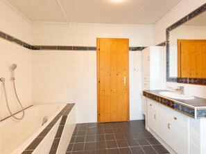 Comfort Apartment, 3 Bedrooms | Bathroom | Bathtub