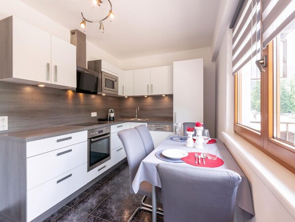 Comfort Apartment, 3 Bedrooms | Private kitchen | Fridge, dishwasher - Property in Kirchbichl (Kirchbichl)