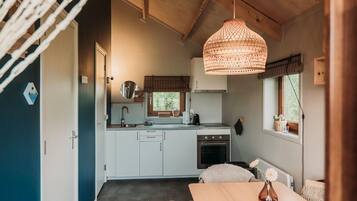 Klassiek huis, 2 slaapkamers | Privékeuken | Een koelkast, een oven, een koffiezetapparaat/waterkoker, een waterkoker