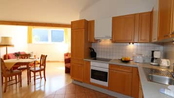 Deluxe Apartment, 2 Bedrooms | Dapur peribadi | Peti sejuk, ketuhar, dapur, pembancuh kopi/teh