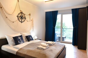 2 habitaciones, muebles diferentes y tabla de planchar con plancha