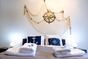 2 habitaciones, muebles diferentes y tabla de planchar con plancha