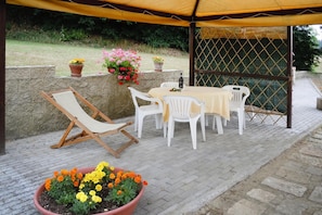 Classic Apartment, 3 Bedrooms | Outdoor dining